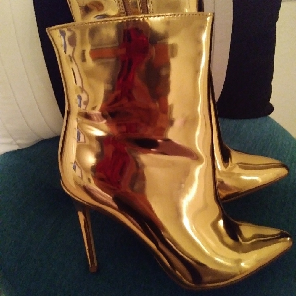 NWT Rose Gold patent boots very cute
